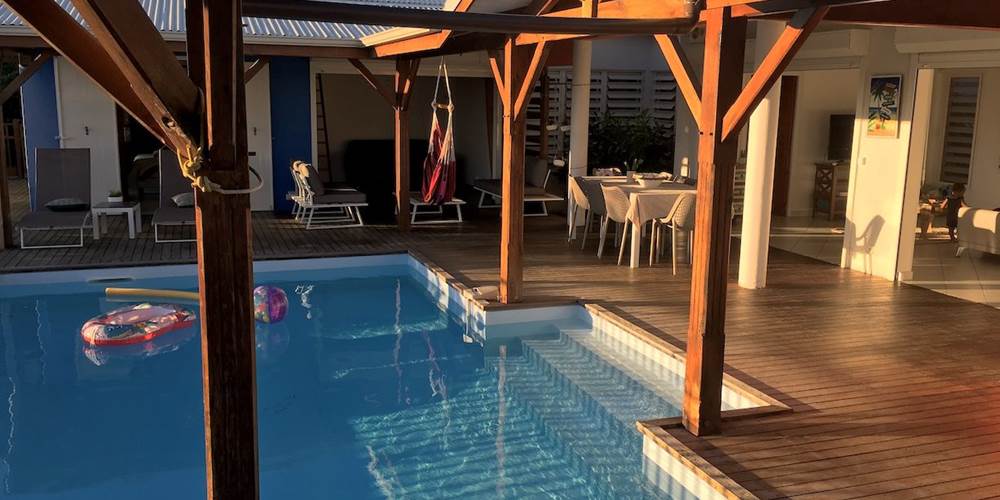 Piscine au coucher de soleil