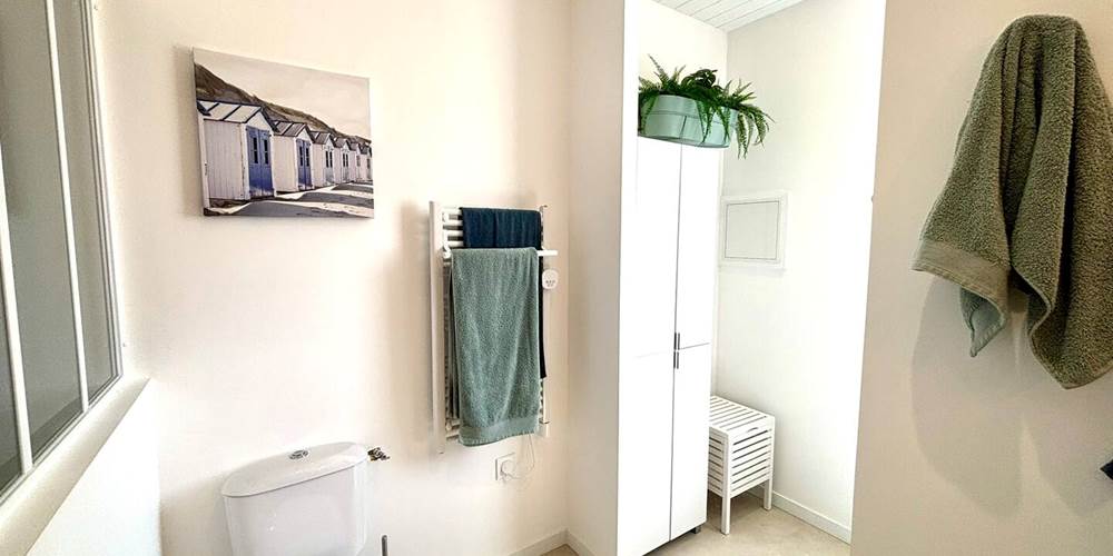 Maison Tantôt - salle de bain, wc, douche et double vasques