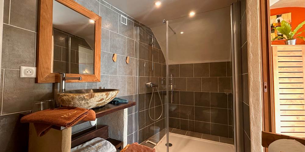 la calade chambres d'hotes et espace bien être ardèche salle de bain chambre terracotta