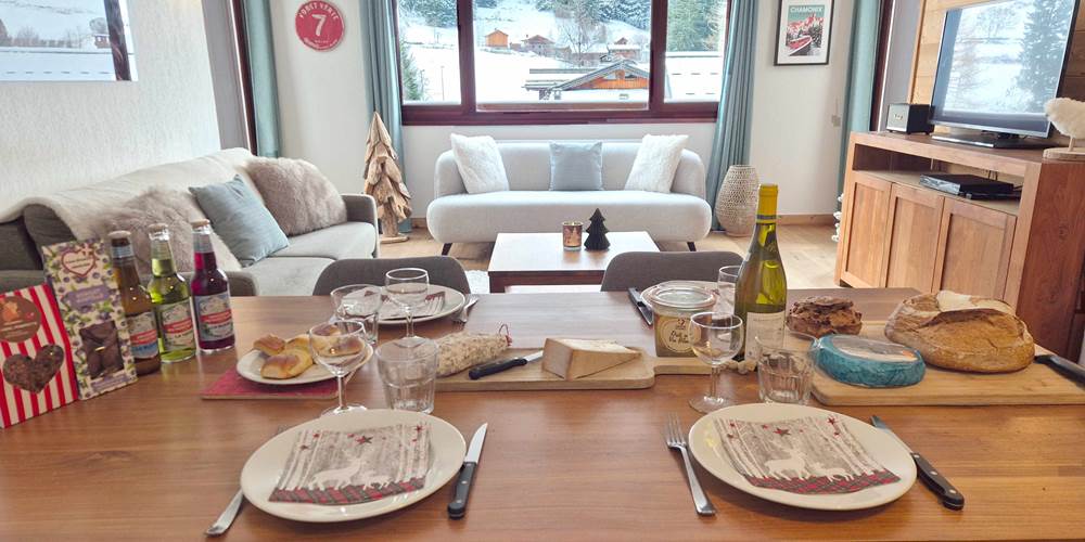 Grand séjour cuisine avec vue dégagée sur les montagnes Le Tourmalin