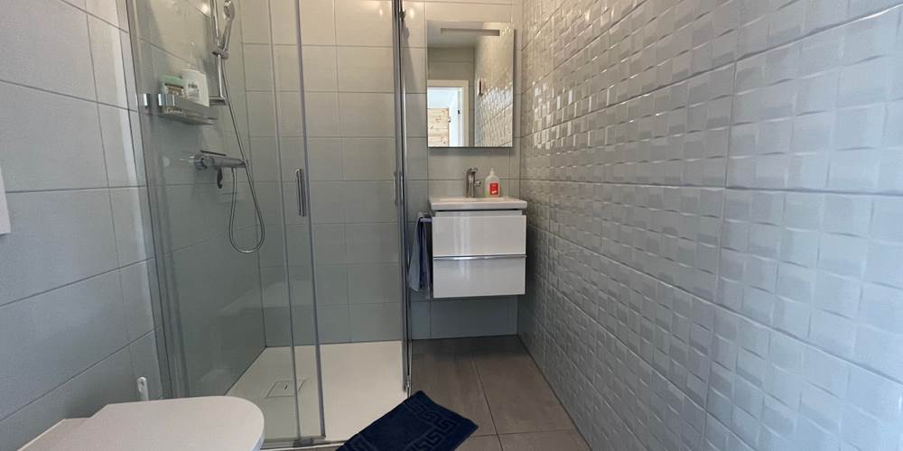 salle-de-bain-moderne-studio-vacances-gruyeres-canton-de-fribourg
