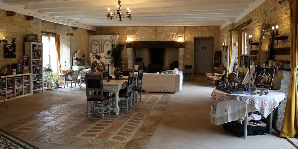 Salon cosy au Château de Saint-Chamarand : une décoration fantasy unique et une ludothèque complète pour vos soirées au coin du feu dans le Lot.