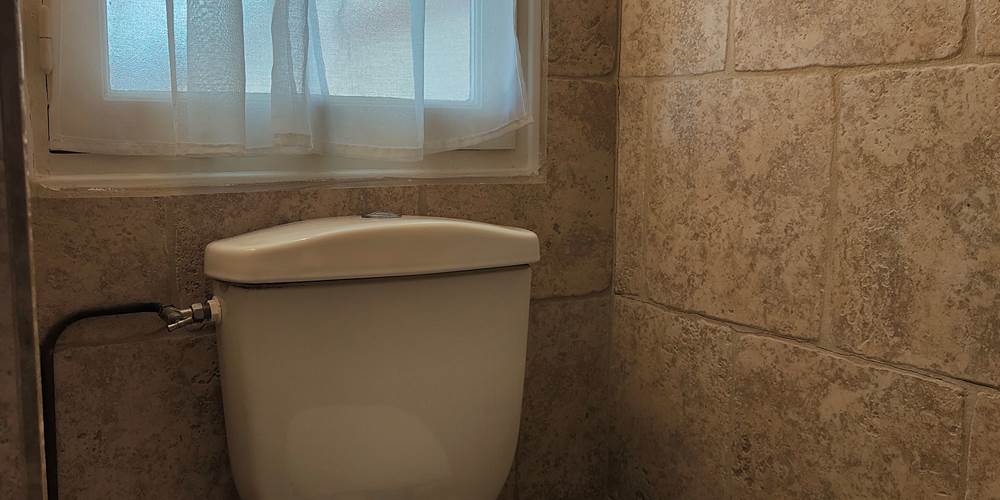 WC fermé dans la chambre