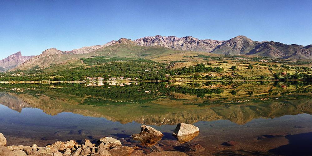 Lac de Calacuccia et la chaîne de montagnes (Paglia Orba, Monte Cintu...)