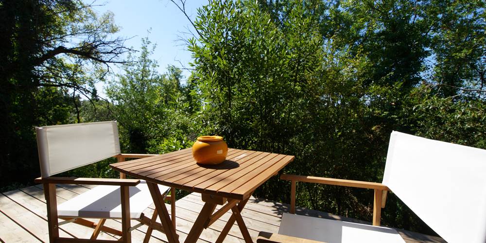 terrasse privée avec petite table en bois