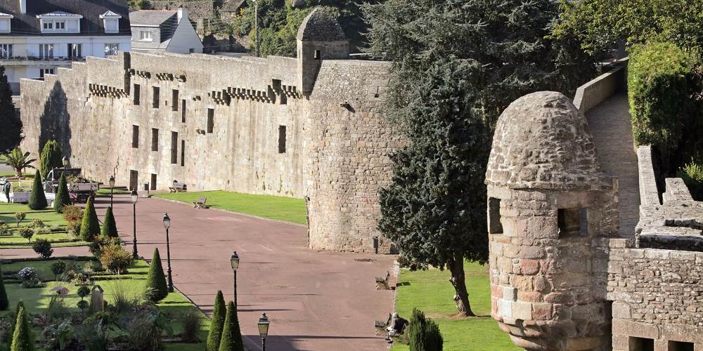 Jardin au pied des remparts à Hennebont
