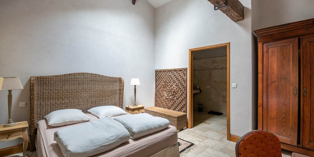 Chambre lit double, rez de chaussée, tourisme et handicap, salle de bain privative, vue jardin et rivière, vignoble, chambres d'hôtes