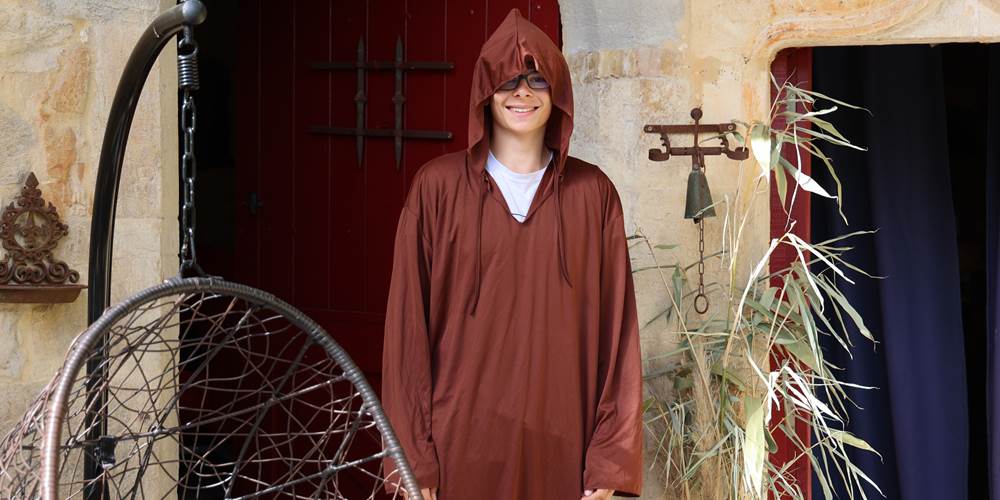 Relève assurée au Château de Saint-Chamarand : quand un jeune chevalier et son apprenti sorcier s'emparent de la ludothèque pour un séjour mémorable.