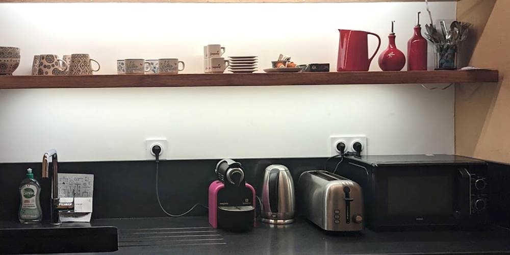 Coin cuisine : évier / machine à café / bouilloire / grille-pain / lave-vaisselle / réfrigérateur
