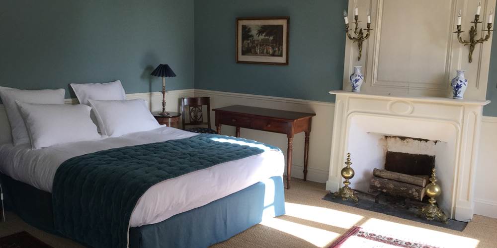 Chambre "Bleue" avec ses 2 fenêtres et sa vue sur le parc