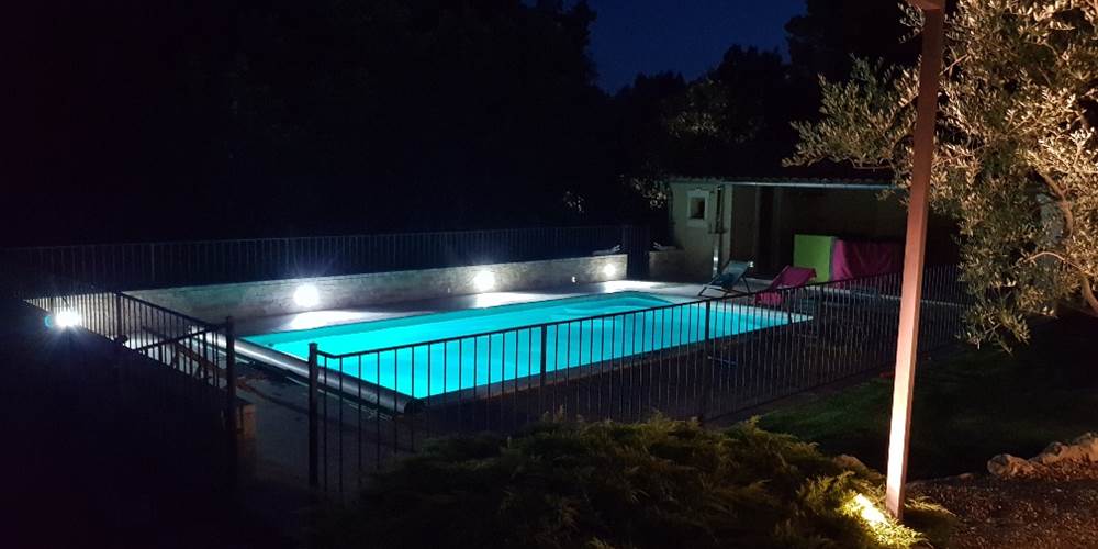 Piscine by night gîte Luberon Provence