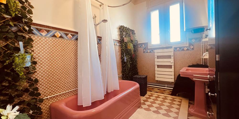 salle de bains spacieuse premier étage