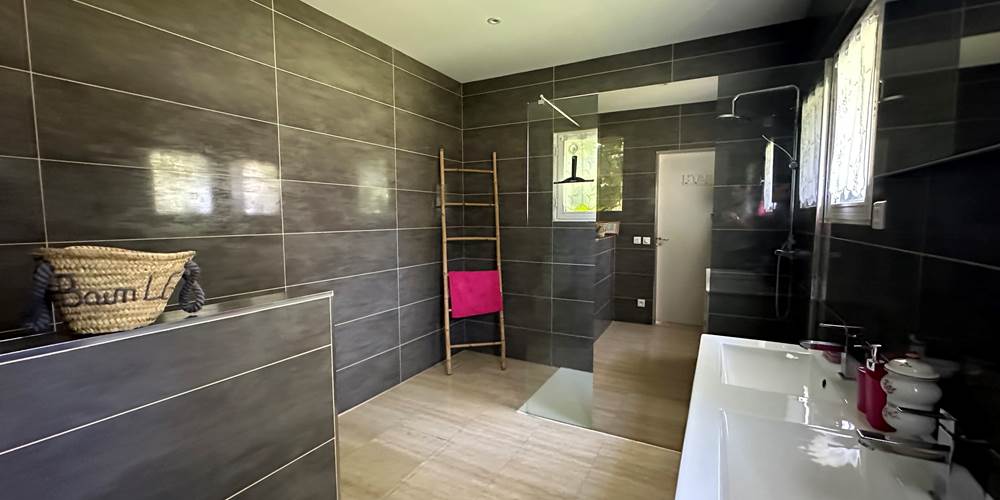 la salle de bain de la suite Pivoine