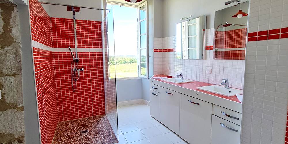 salle d'eau attenante à la chambre grise
