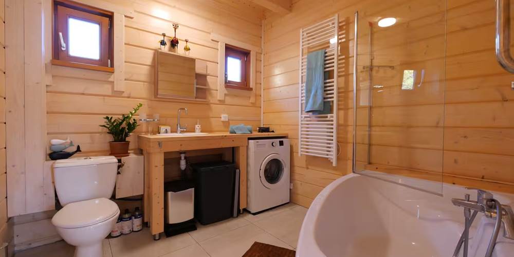 Salle de bain avec baignoire d'angle et WC