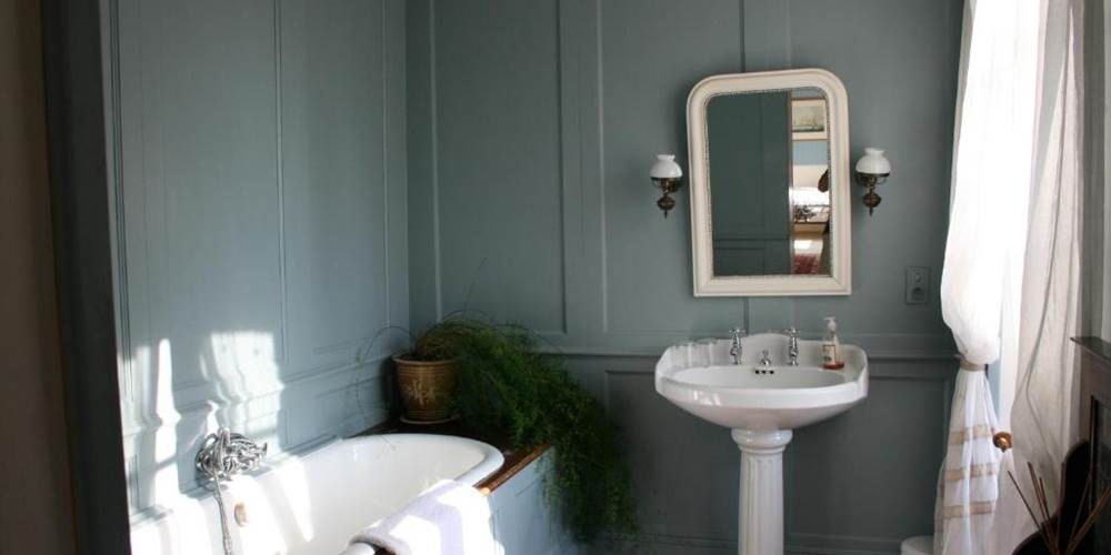 Salle de bain de la chambre bleue, avec parquet en acajou