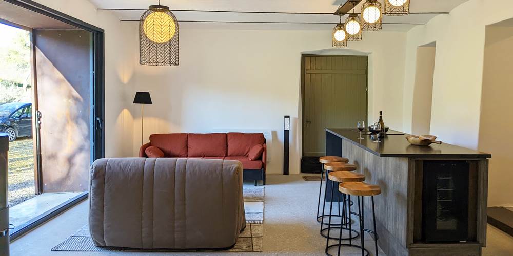 Grande pièce à vivre : véranda / coin bar avec tabourets / cuisine équipée / cave à vin approvisionnée
