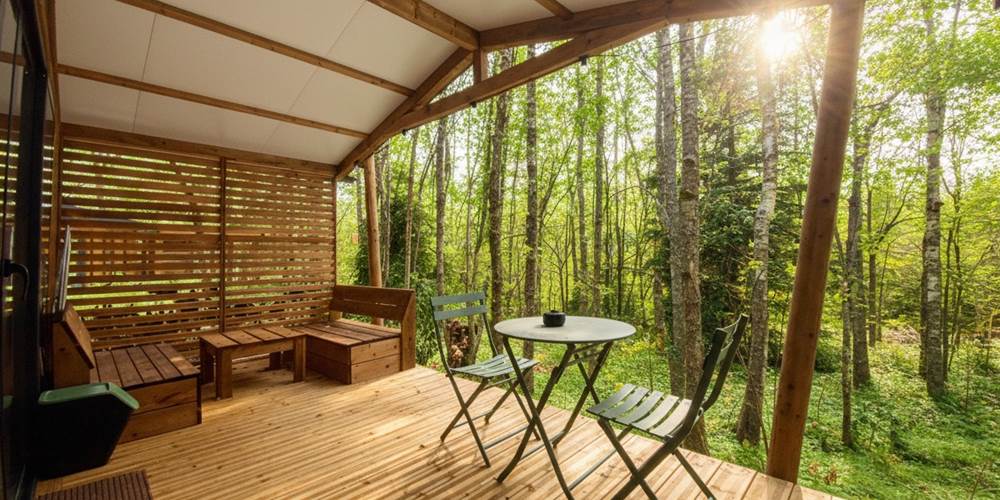 Vue sur la forêt depuis la terrasse couverte
