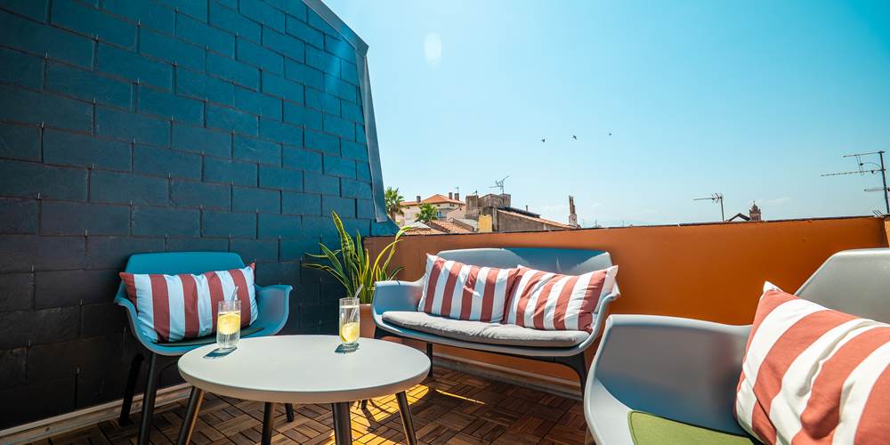 La terrasse ouest, votre bulle de sérénité au-dessus de la ville.