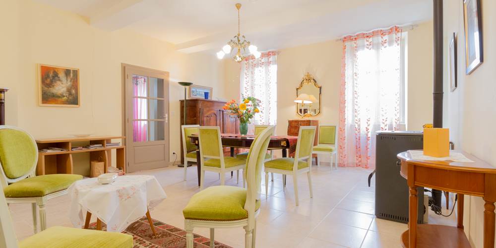 Saint Roch gîte salle à manger entre salon et cuisine.jpg