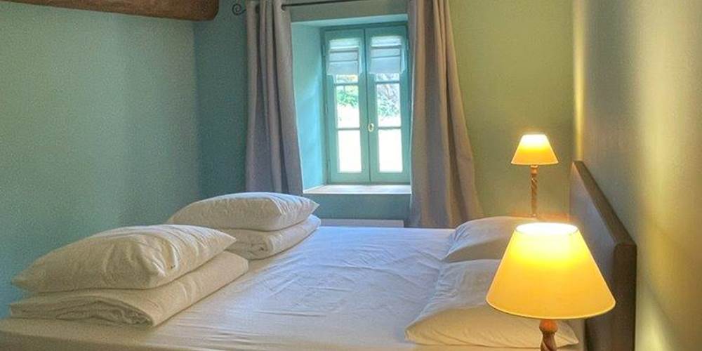 Chambre lit double, étage, salle de bain privative, vue jardin, vignoble, chambres d'hôtes