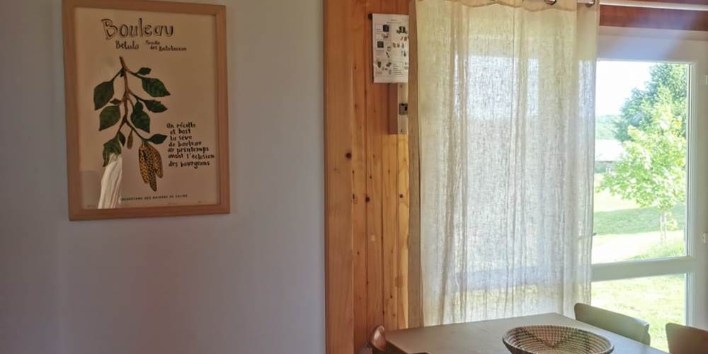 Une pièce à vivre très lumineuse grâce à la baie vitrée