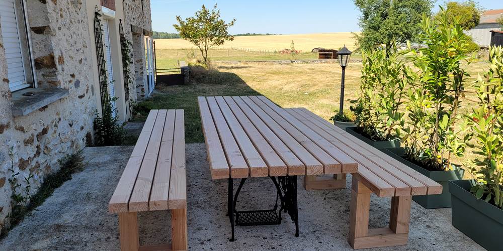 Espace repas extérieur du gite La Musette