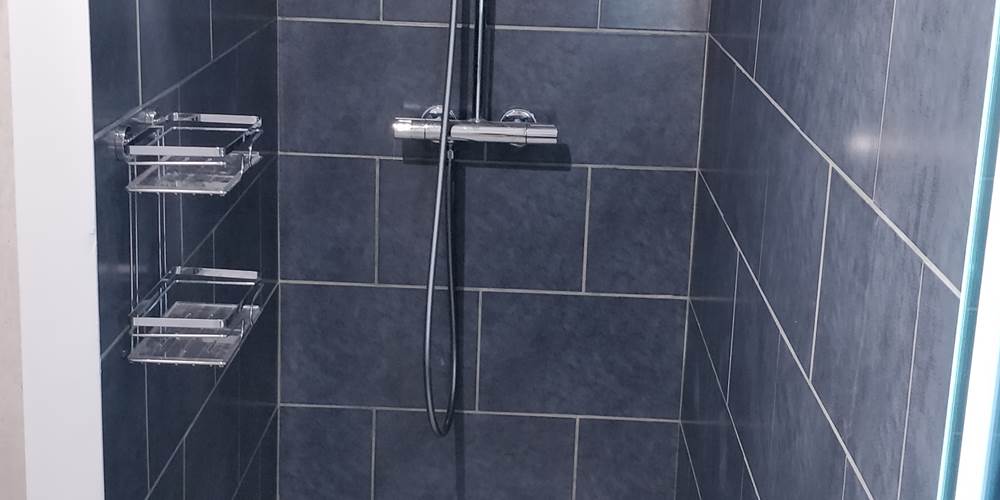 Douche italienne spacieuse et confortable
