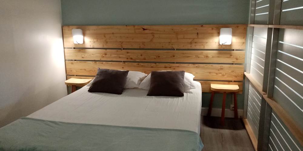Espace Nuit, prise USB dans chaque applique/liseuse, matelas à mémoire de forme