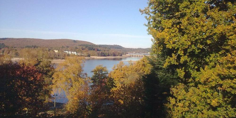 Vue sur le lac à l'automne