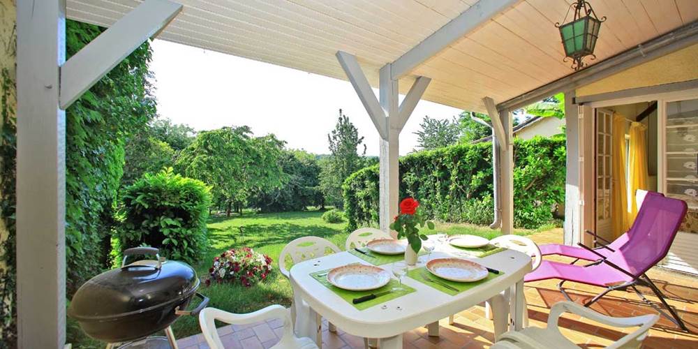 gite convivial et familial avec terrasse couverte proche sarlat