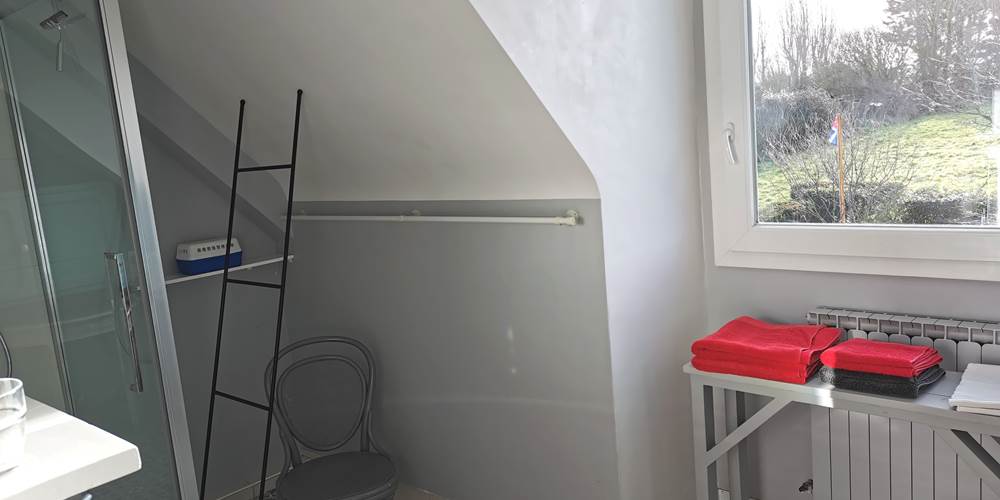 Salle de bain avec vue sur le jardin