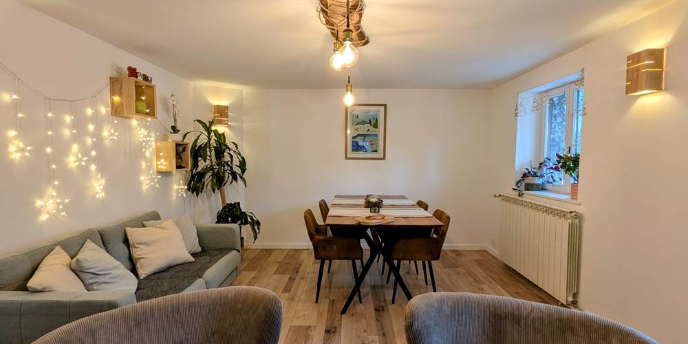 sejour-lumineux-canape-salle-a-manger-gite-ocimes-la-bresse