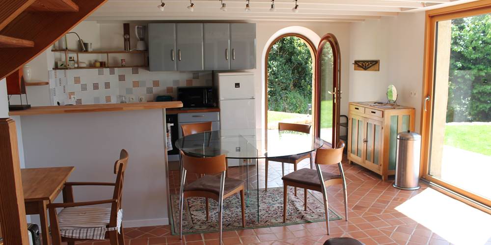 Porte et baie vitrée donnent sur la terrasse et le jardin