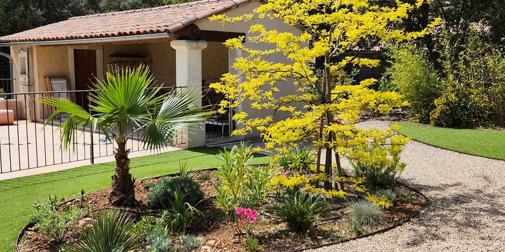 24 pool house et ilot de fleurs