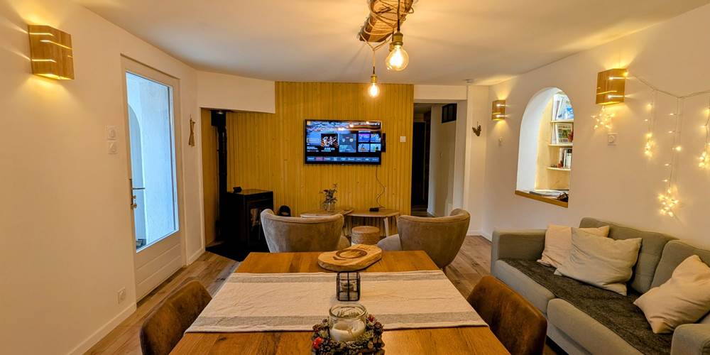 sejour-table-salon-tv-gite-ocimes-la-bresse