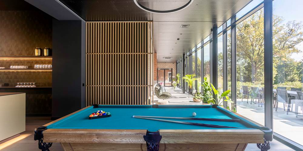 Rez Salon lounge billard