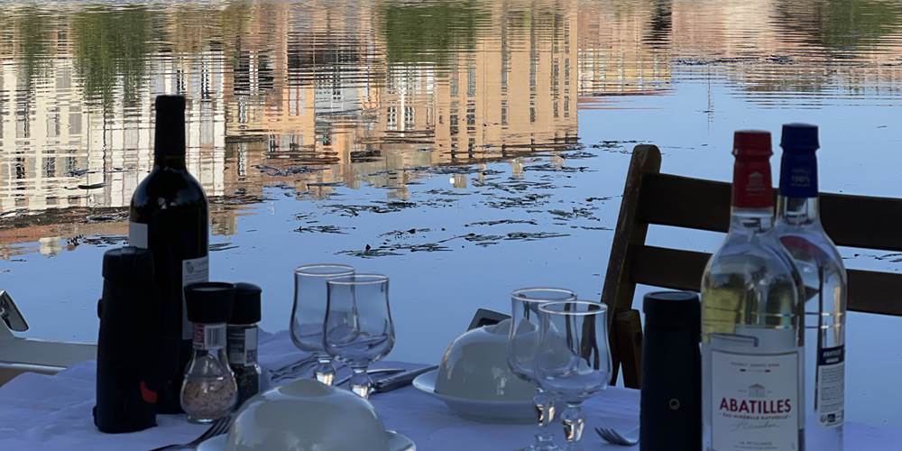 Table pour deux dressée à bord de l'Helios Explorer