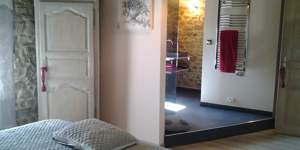 Salle de bains vue depuis la chambre