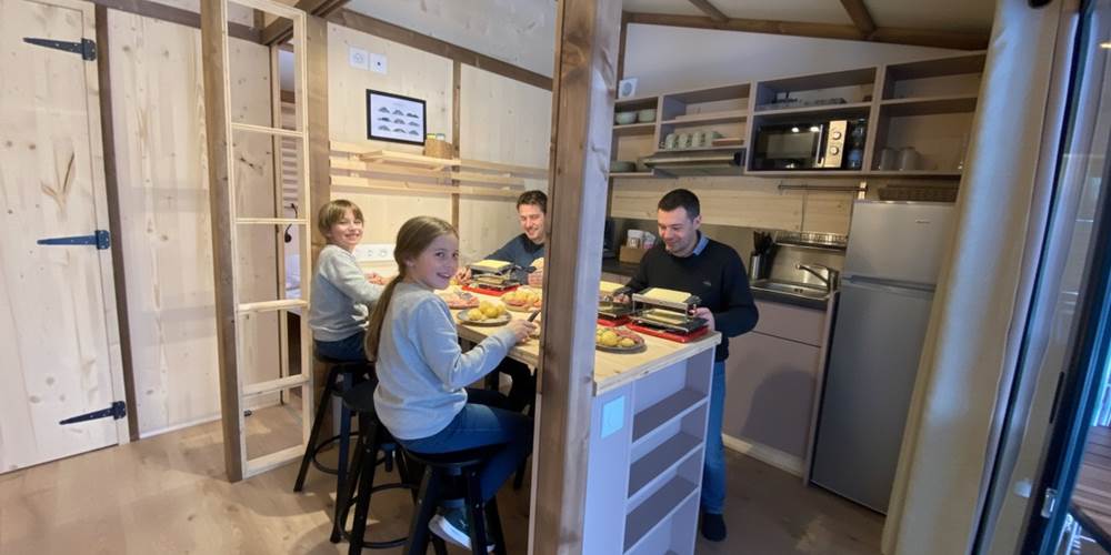 Coin cuisine et repas avec son mange debout