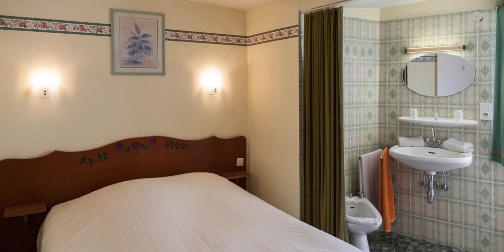 Chambre lit double douche sur palier Hotel Restaurant Zum schnogaloch Alsace Obernai