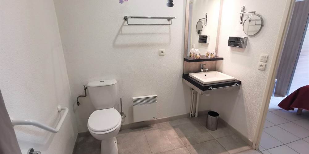 Toilettes et lavabo adaptés PMR