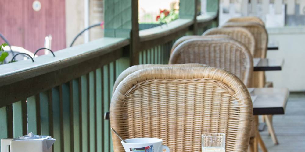 Petit déjeuner en terrasse Le Relais de Vellinus Hotel Beaulieu sur Dordogne