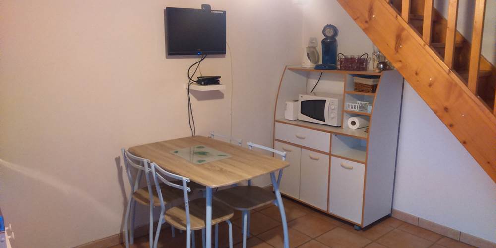 LA-SENTE-DES-VIGNES-Chambre-DES-OISEAUX-Table-à-Manger