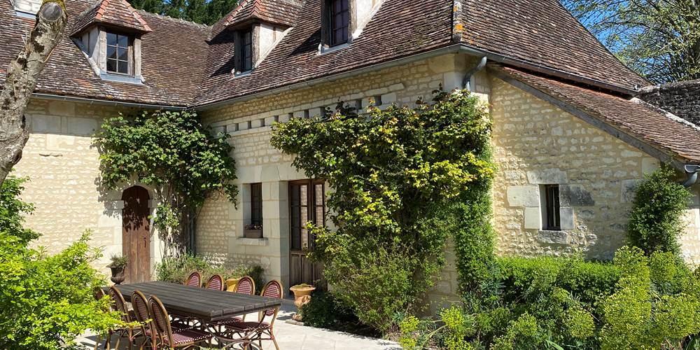 La terrasse et sa grande table