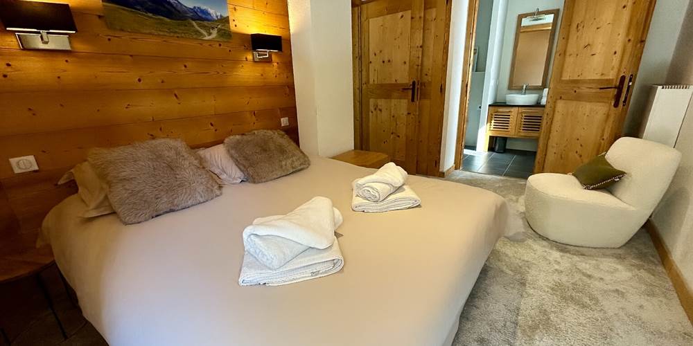 Chambre parentale avec salle de bain (largeur 160, literie neuve)