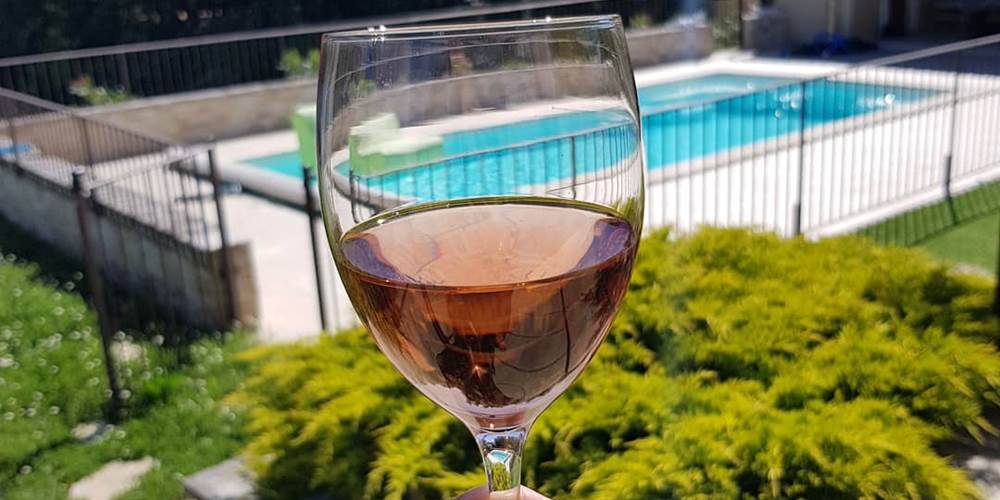 Prendre_l'apéro_au_bord_de_la_piscine