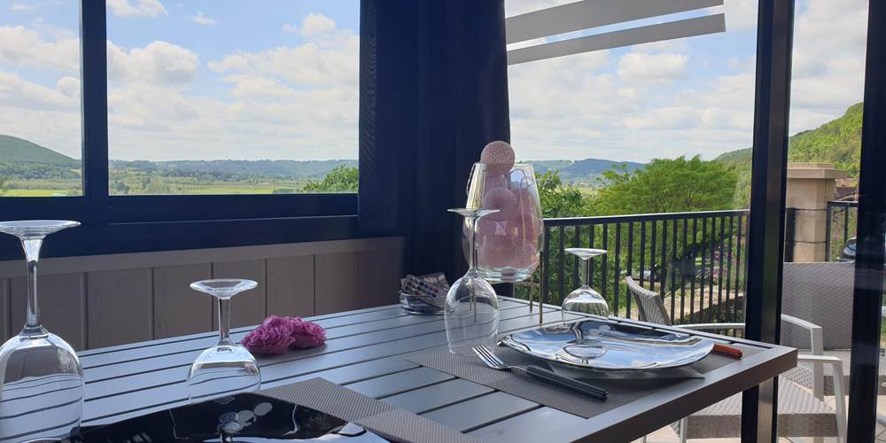 Coin petit-déjeuner avec vue