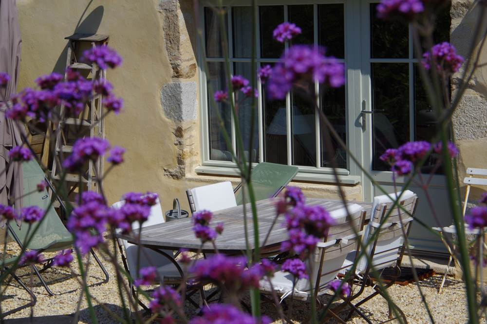 Le jardin de La Grange, et la terrasse ensoleillée