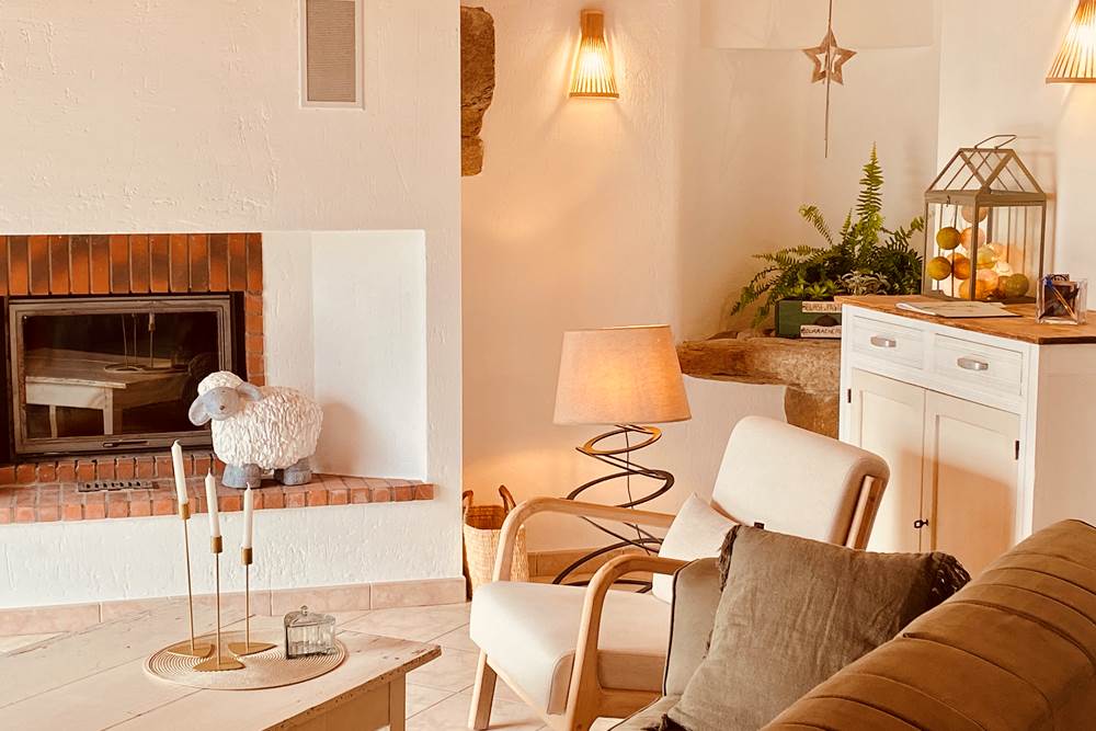 Salon donnant sur la terrasse, le jardin